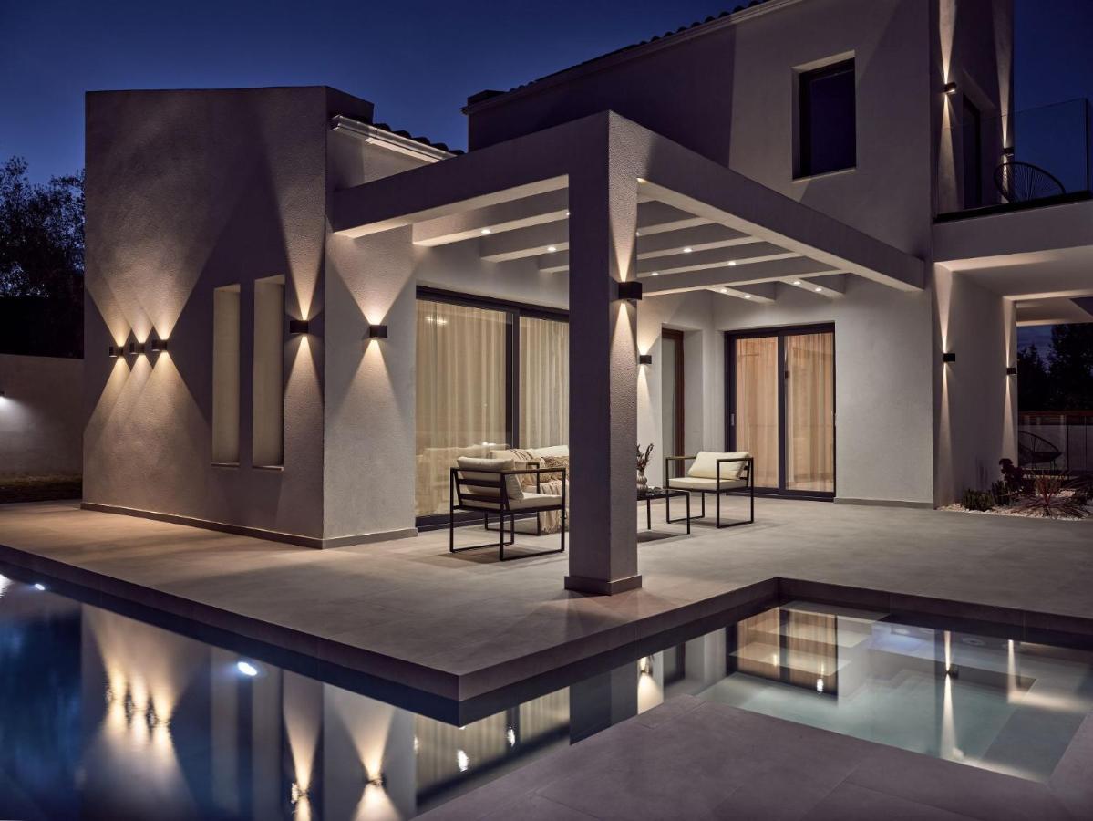 Vilă Estelle Villa, A Flamboyant Escape With Pool, By Thinkvilla *