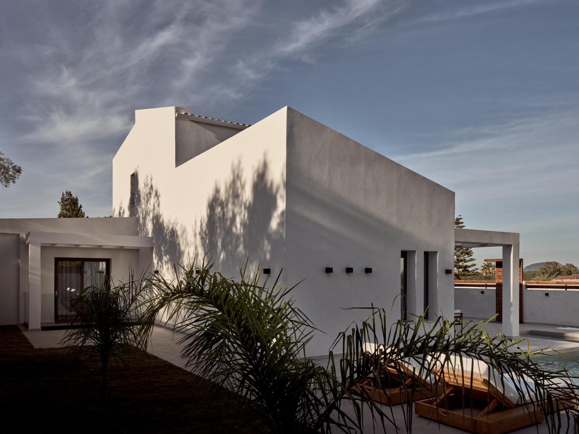 Vilă Estelle Villa, A Flamboyant Escape With Pool, By Thinkvilla *
